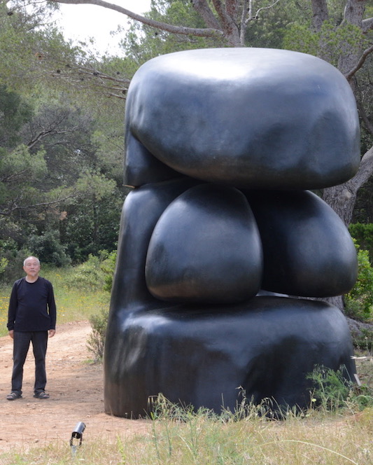 Wang Keping with his sculpture “Lolo” collected by Fondation Carmignac 2018© photo: Aline Wang