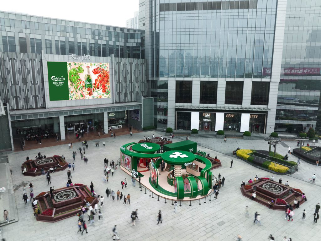 Retail event created by Somexing Artistic with Victo Ngai for Carlsberg Chinese New Year Limited Edition (Beverage industry).