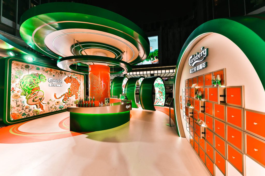 Retail event created by Somexing Artistic with Victo Ngai for Carlsberg Chinese New Year Limited Edition (Beverage industry).