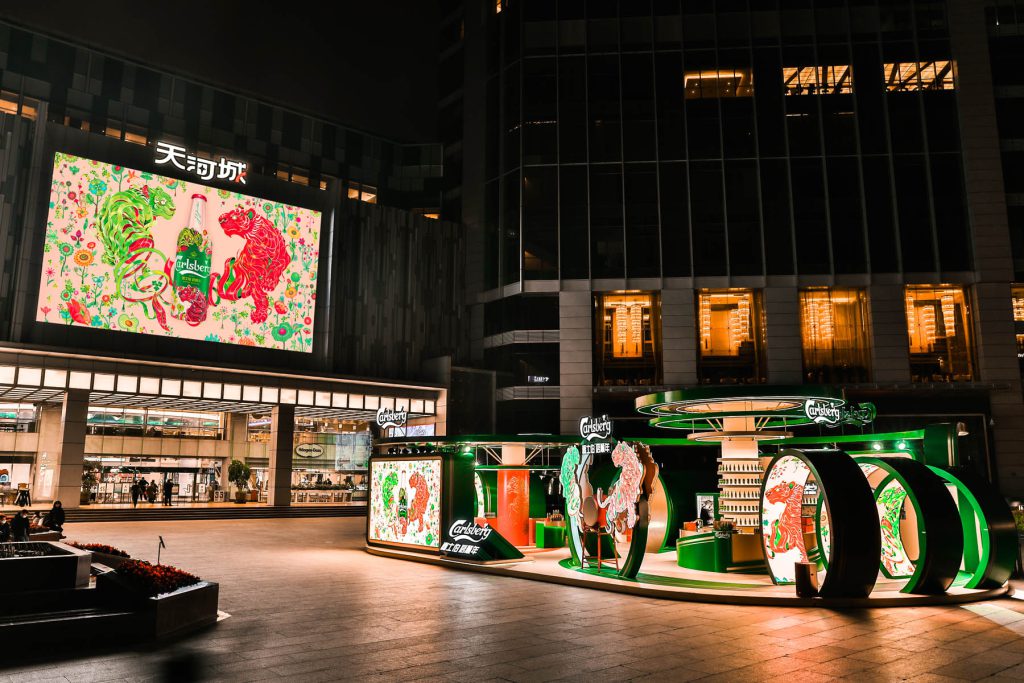 Retail event created by Somexing Artistic with Victo Ngai for Carlsberg Chinese New Year Limited Edition (Beverage industry).